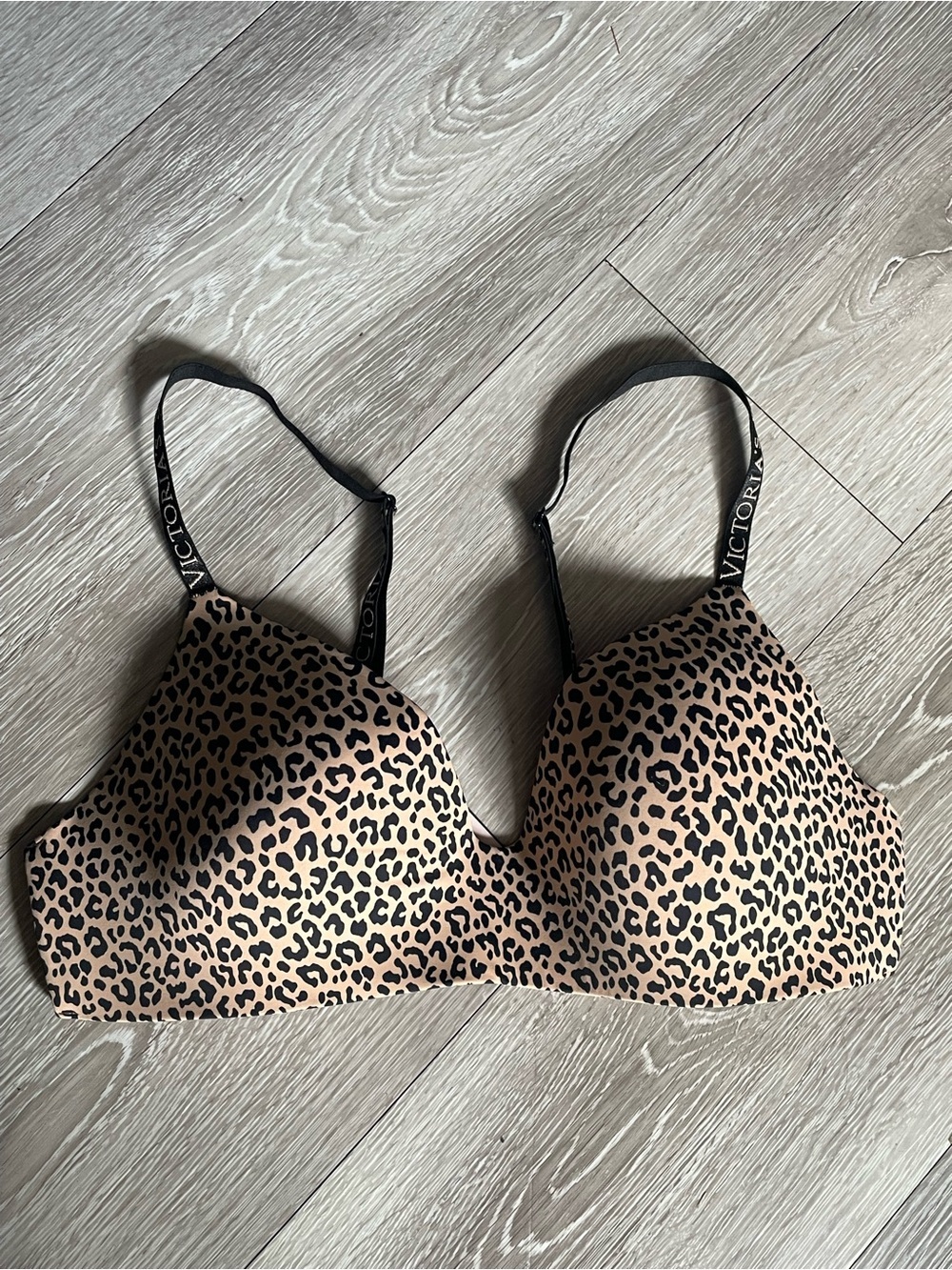 VICTORIAS Secret Tshirt Lightly Lined Wireless Bra Leopard Print Size 36C